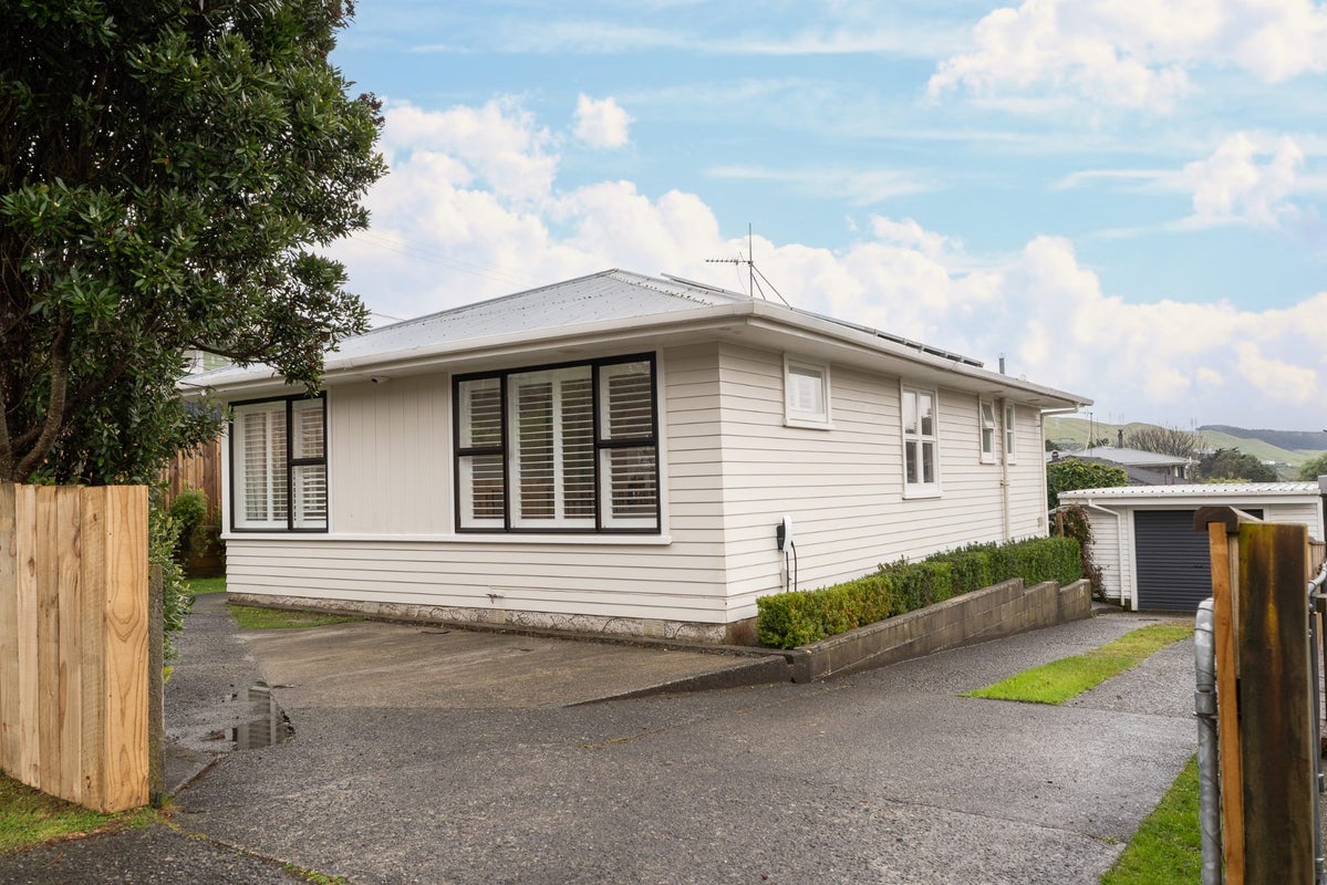 33 Beazley Avenue, Paparangi, Wellington - Carousel 2