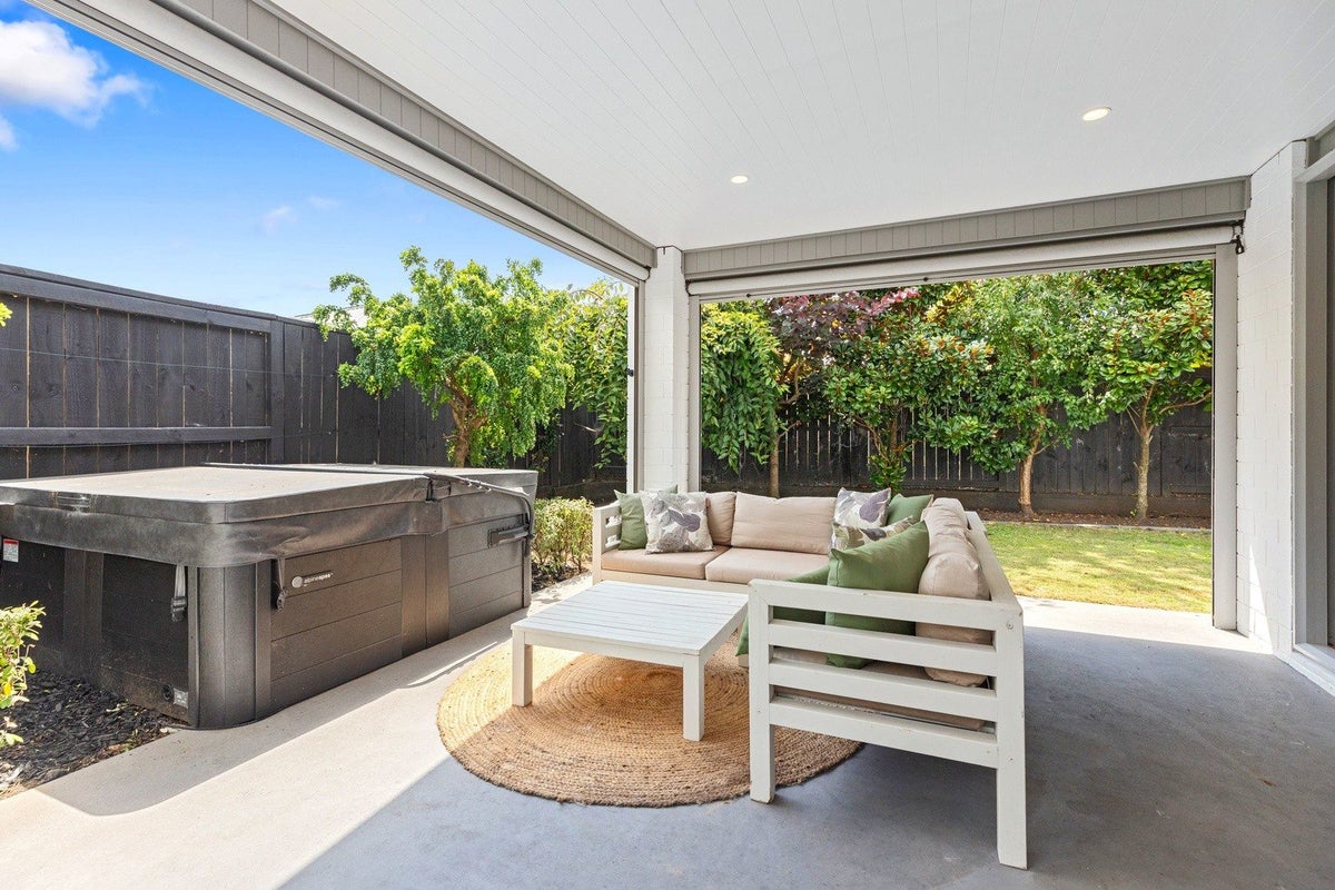 21 Kahuparere Crescent, Pyes Pa, Tauranga - Carousel 2