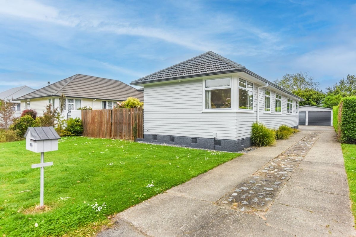 23 North Road, The Wood, Nelson - Carousel 1