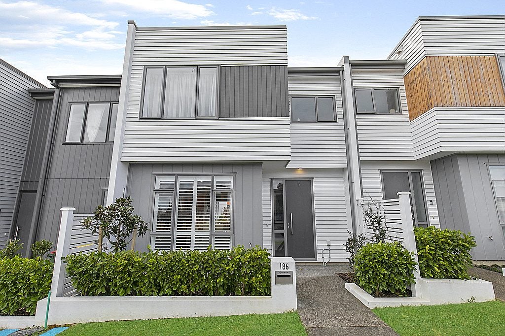 186 Seventh View Avenue, Beachlands, Auckland - Carousel 2