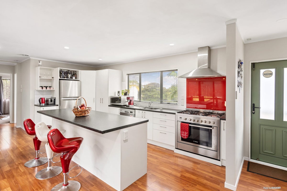 20 Loughanure Place, Massey, Auckland - Carousel 2