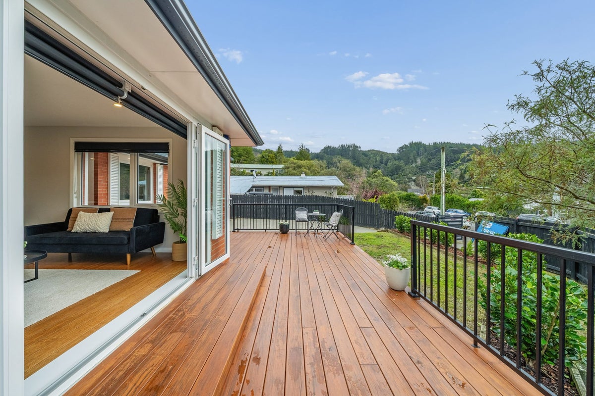 12 Forest Road, Pinehaven, Upper Hutt - Carousel 2