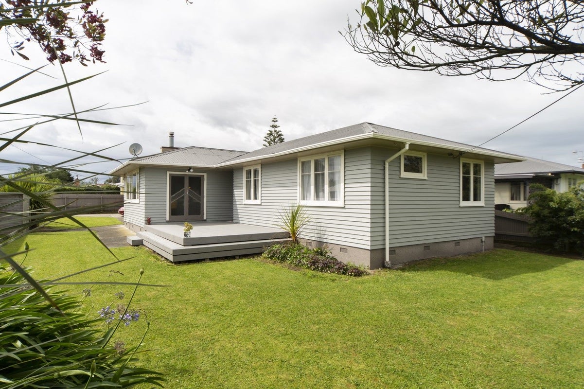 2 Tararua Terrace, Cloverlea, Palmerston North - Carousel 1