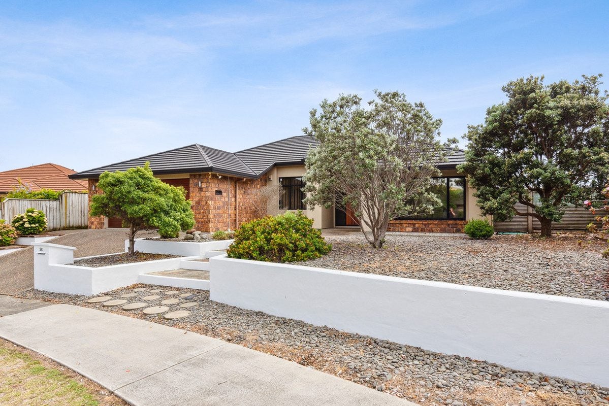 26 Quadrant Heights, Paraparaumu - Carousel 1