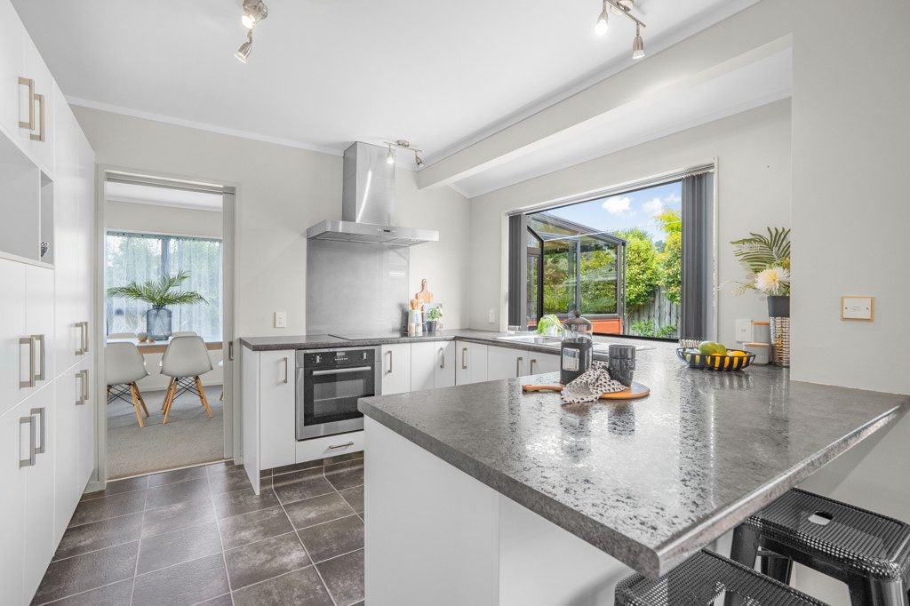 6 Donegal Grove, Birchville, Upper Hutt - Carousel 1