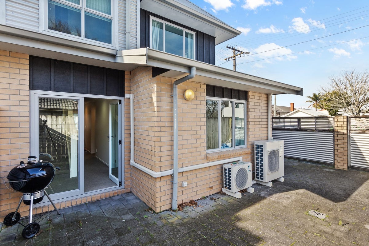 41D Cook Street, Hamilton East, Hamilton - Carousel 16