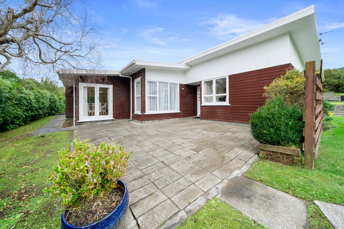 3 Saint Edmund Crescent, Tawa, Wellington - Carousel 2