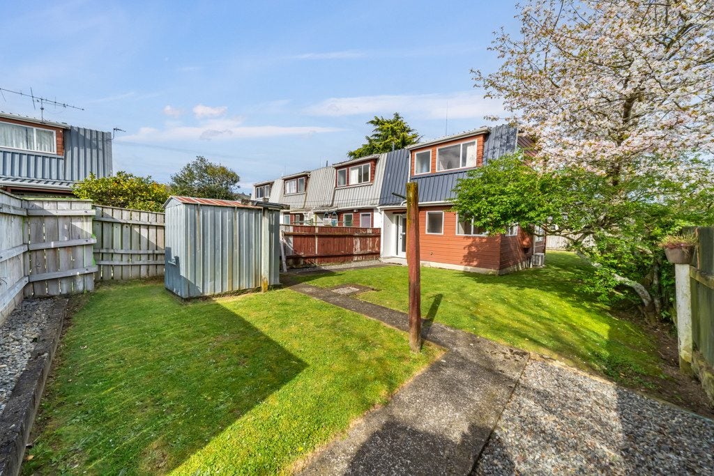 8H MONTGOMERY CRES, MAORIBANK, UPPER HUTT - Carousel 2