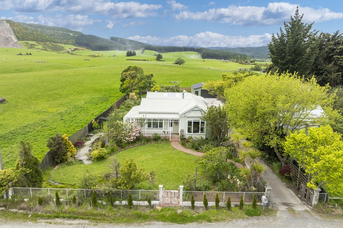414 Waihola Highway, Milburn - Carousel 1