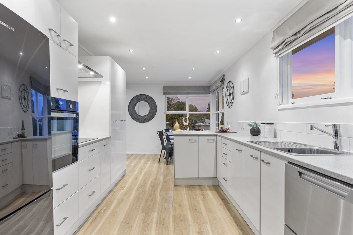21 Ennis Avenue, Pakuranga Heights, Auckland - Carousel 21