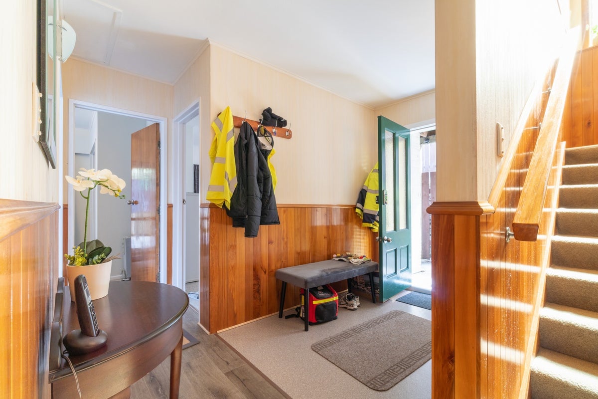 116 Taylor Terrace, Tawa, Wellington - Carousel 2