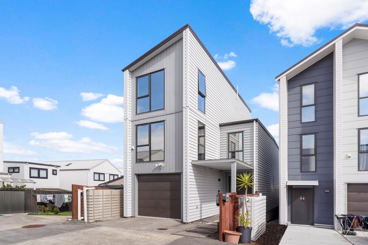 21 Herekino Street, Westgate, Auckland - Carousel 1