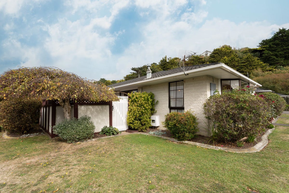 15A Nathan Street, Tawa, Wellington - Carousel 1