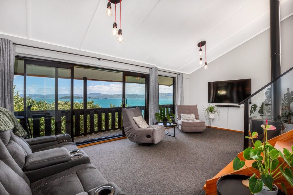 316 Marine Dr York Bay, York Bay, Lower Hutt - Carousel 1