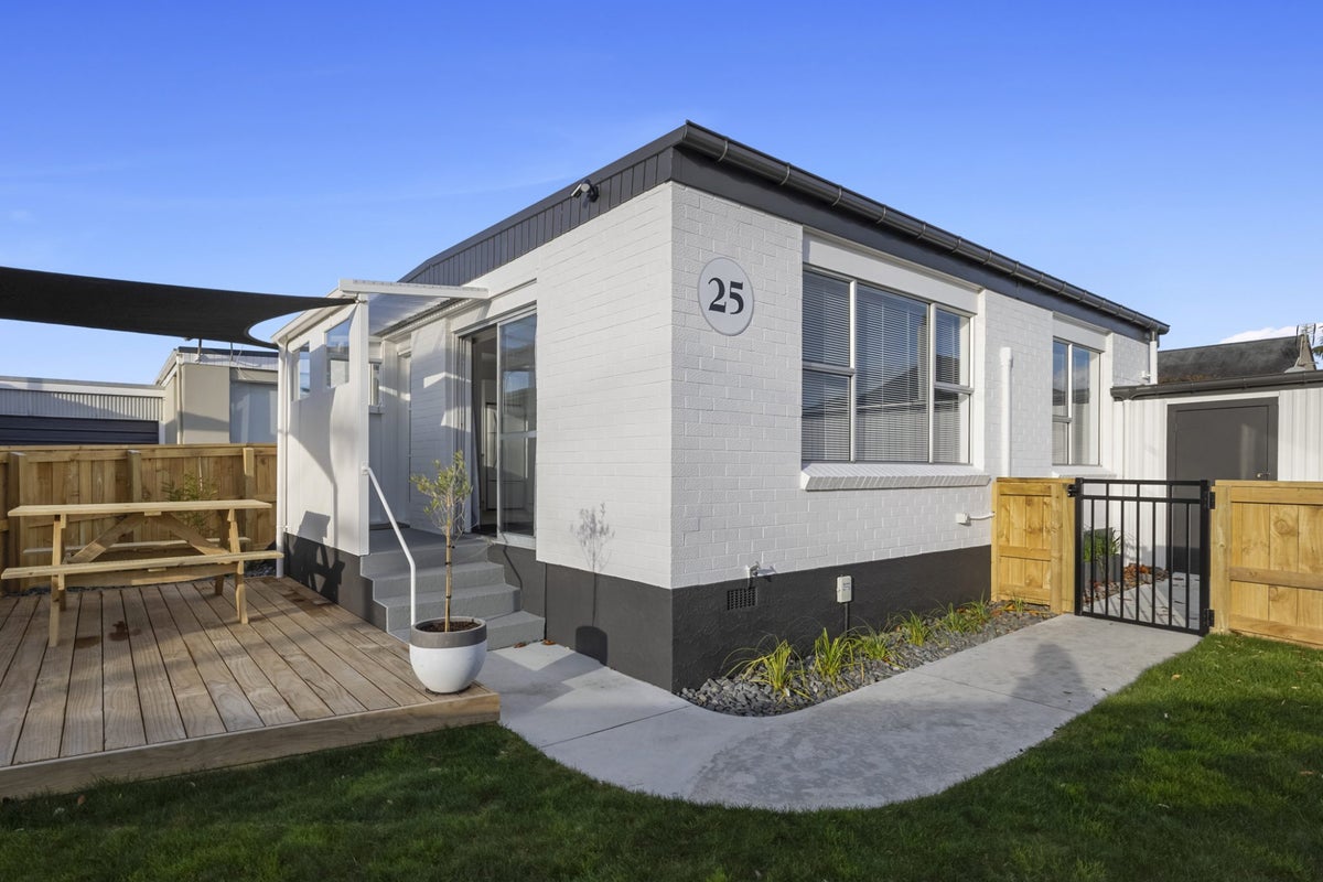 2/25 Baring Terrace, Strandon, New Plymouth - Carousel 1