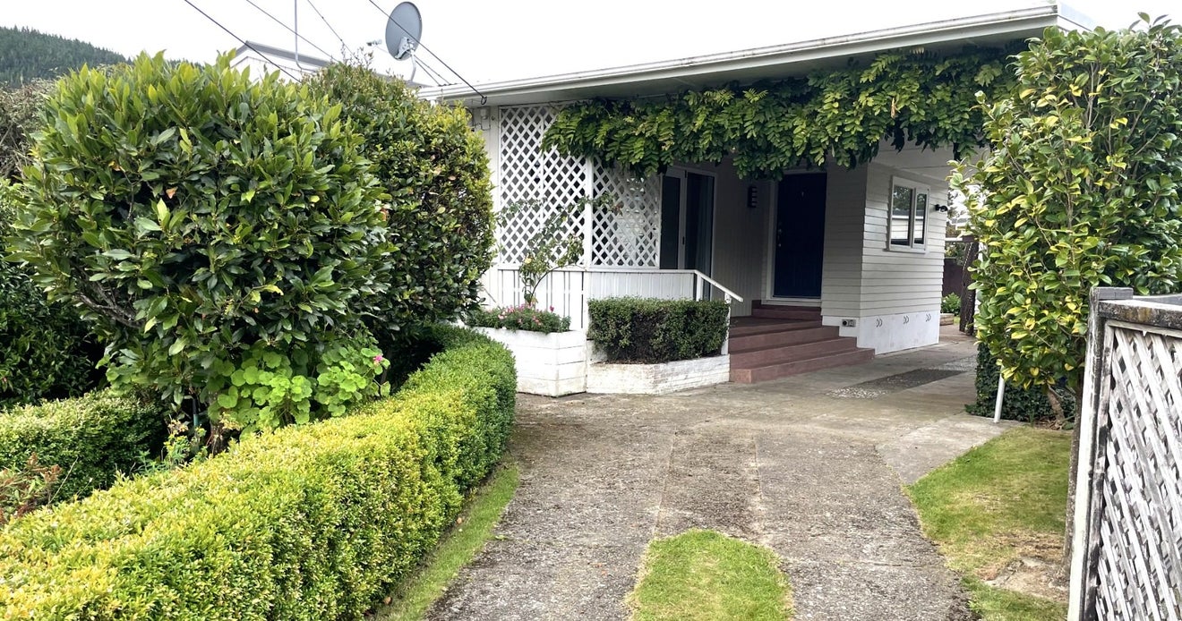 18 Craig Grove, Elderslea, Upper Hutt - Carousel 1