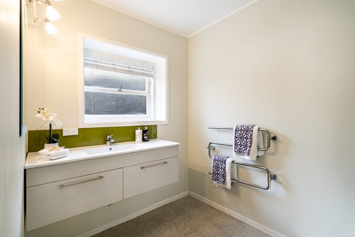1/38 Old Lake Road, Narrow Neck, Auckland - Carousel 23