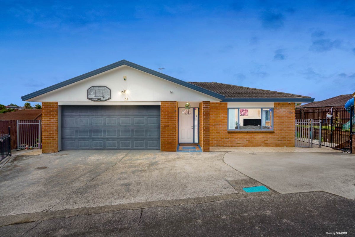 31 Bellville Drive, Clendon Park, Auckland - Carousel 1