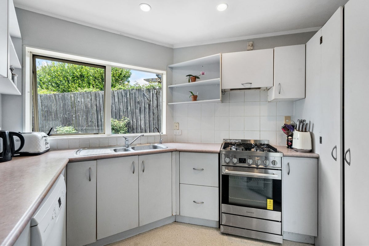 12 Brookesmith Drive, Waiuku, Waiuku - Carousel 2