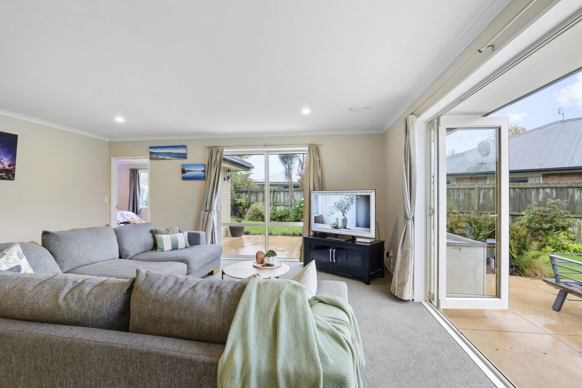 7 Riverwood Boulevard, Redwood, Christchurch - Carousel 2