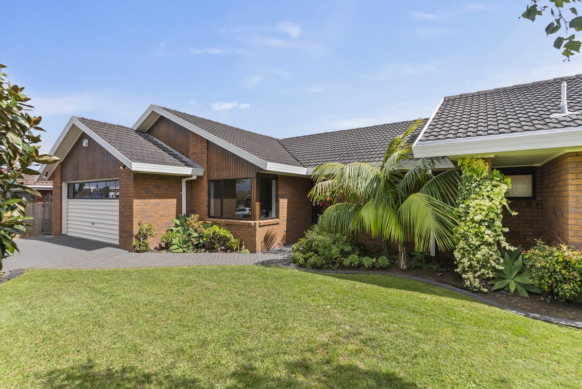 17 Channing Crescent, Botany Downs, Auckland - Carousel 1