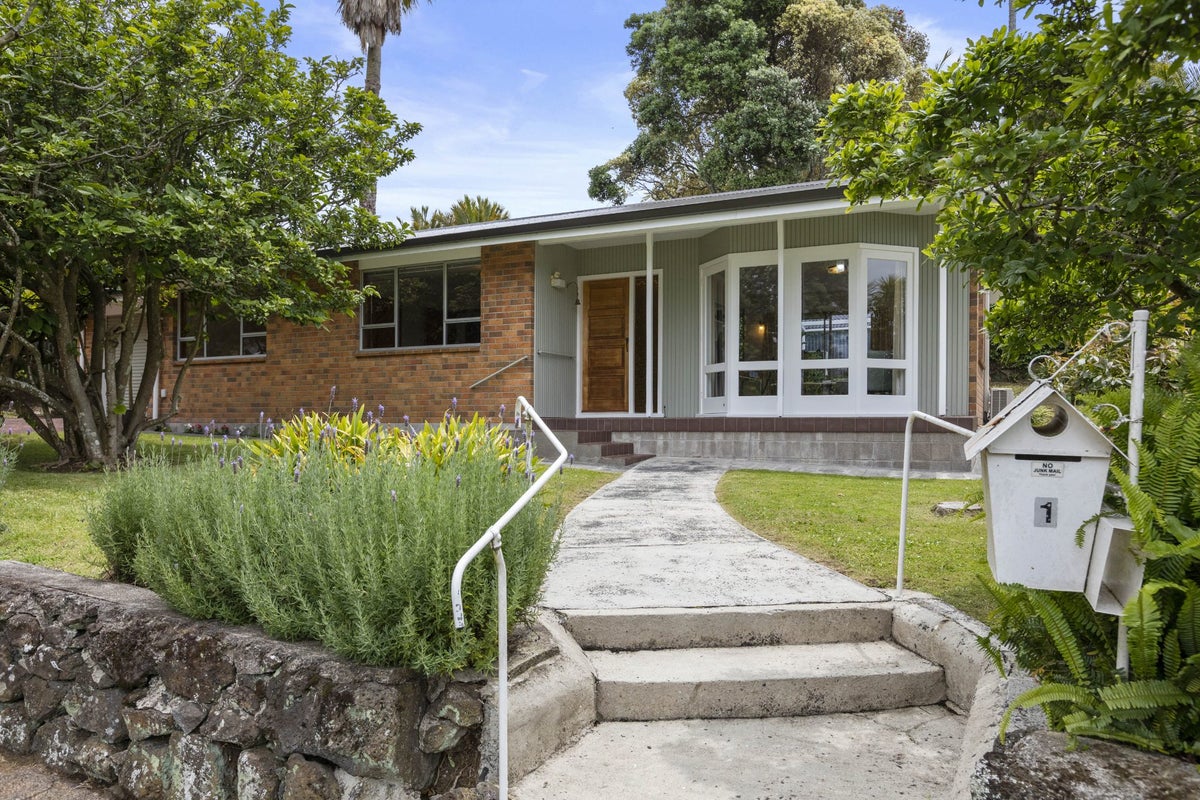 1 Summit Drive, Mount Albert, Auckland - Carousel 1