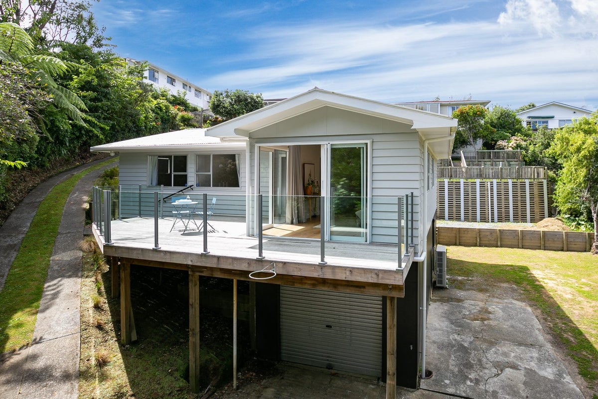 118 Taylor Terrace, Tawa, Wellington - Carousel 1