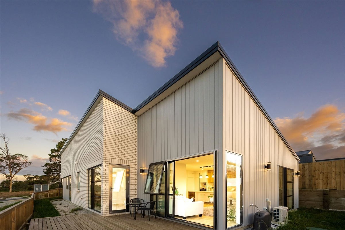 1 Horokaka Street, Massey, Auckland - Carousel 2