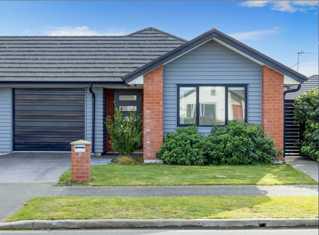 5 Limbrick Crescent, Wigram, Christchurch - Carousel 1