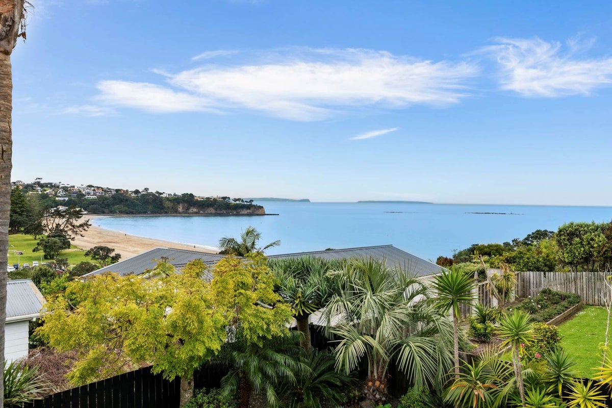 2/28 Beechwood Road, Rothesay Bay, Auckland - Carousel 1