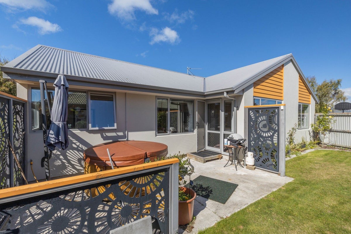 2A Rue de la Mare, Parklands, Christchurch - Carousel 1