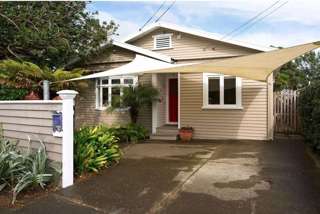 32 Aroha Avenue, Sandringham, Auckland - Carousel 1
