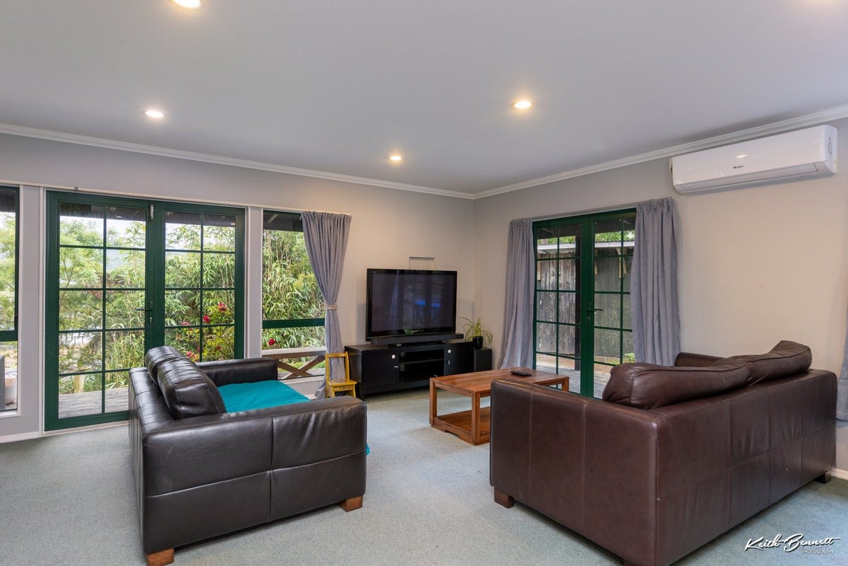12 Hillside Drive, Maoribank, Upper Hutt - Carousel 2