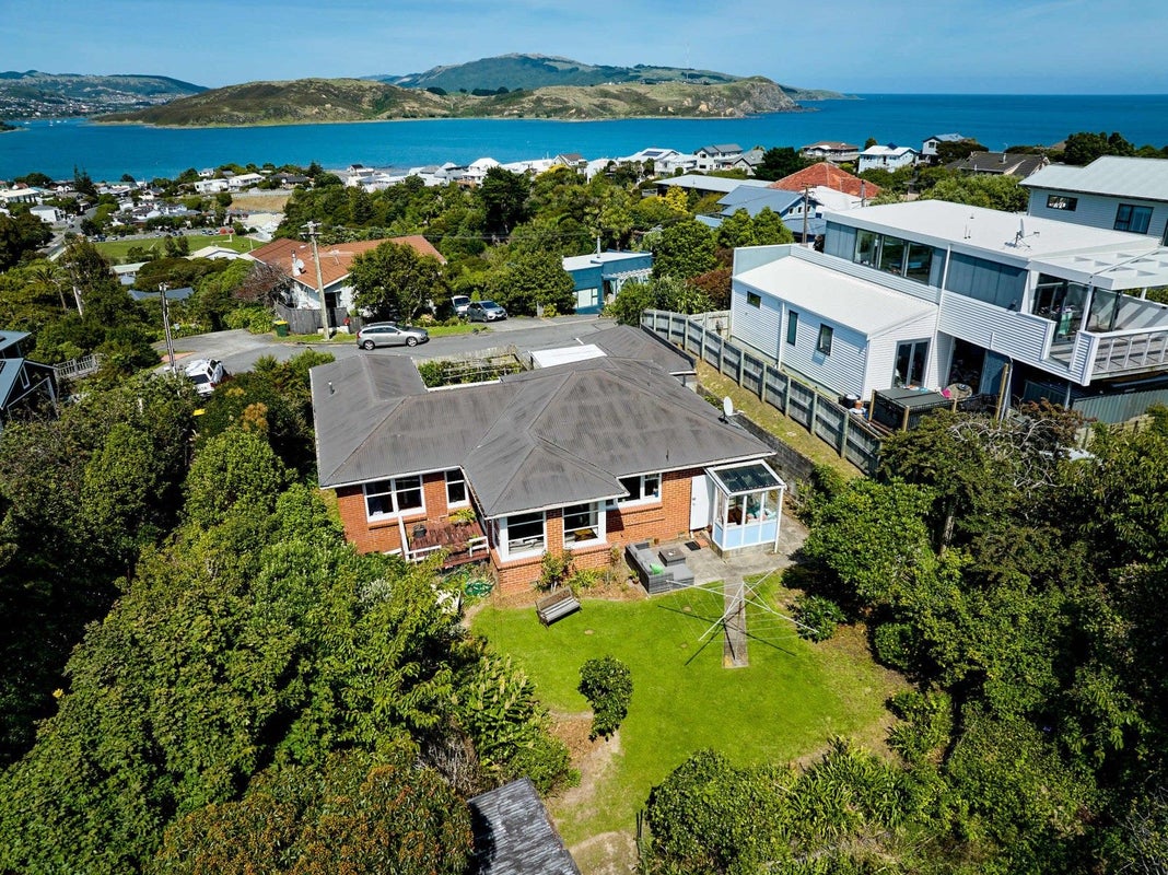 19 Corlett Road, Plimmerton, Porirua - Carousel 1