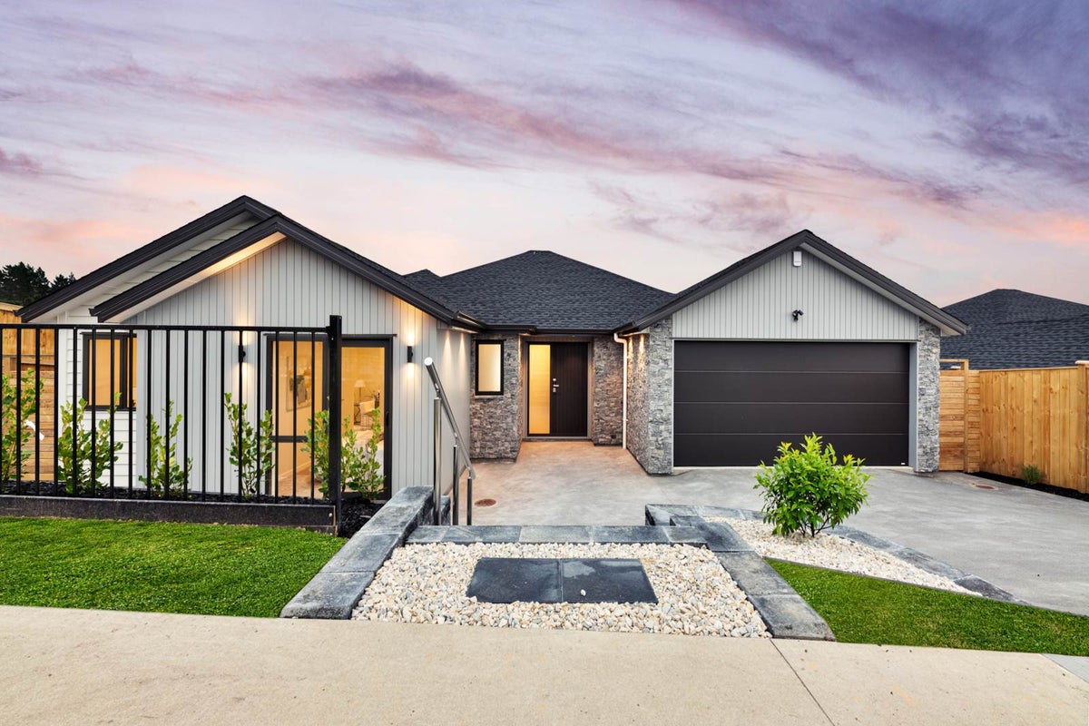 16 Kauri Gum Rise, Swanson, Auckland - Carousel 1