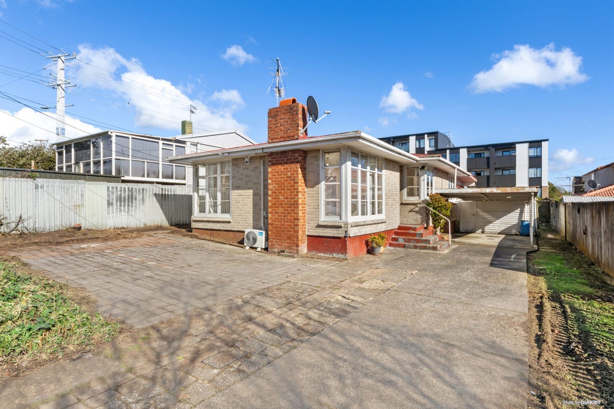 27 Astley Avenue, New Lynn, Auckland - Carousel 1