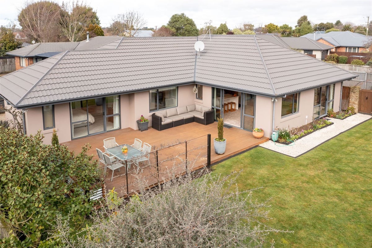 9 The Stables, Woodend, Woodend - Carousel 1