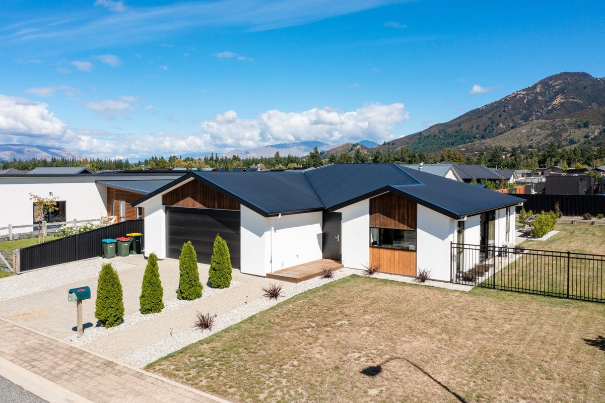 4 Pennycook Place, Lake Hawea - Carousel 1