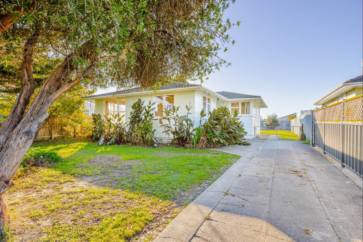 23 Curling Crescent, Onekawa, Napier - Carousel 1