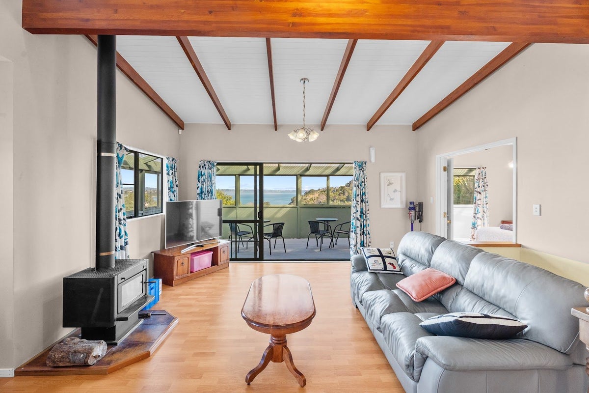 13 Moana Avenue, Surfdale, Waiheke Island - Carousel 2
