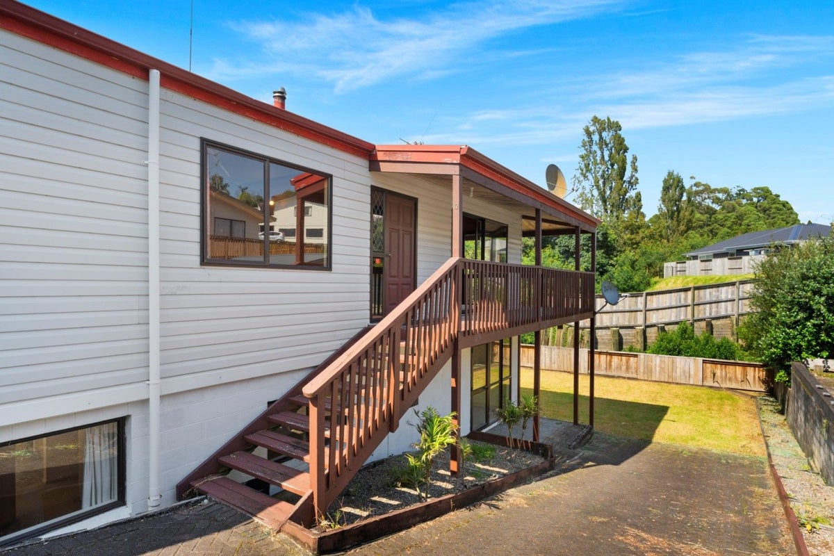 12 Fairmont Terrace, Otumoetai, Tauranga - Carousel 1