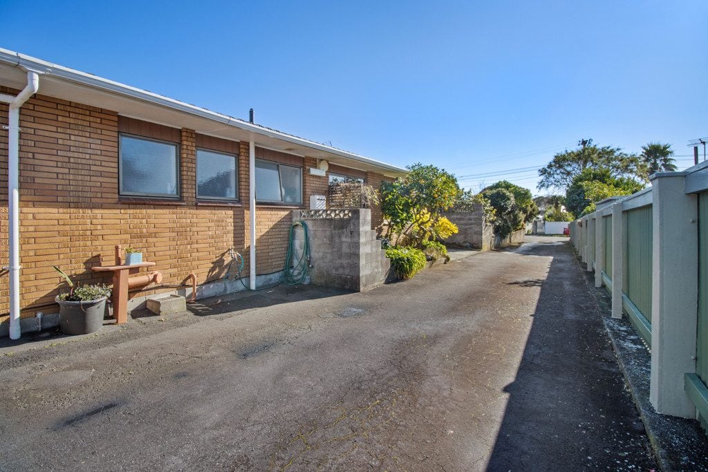 8B Holsworthy Road, Lower Vogeltown, New Plymouth - Carousel 1
