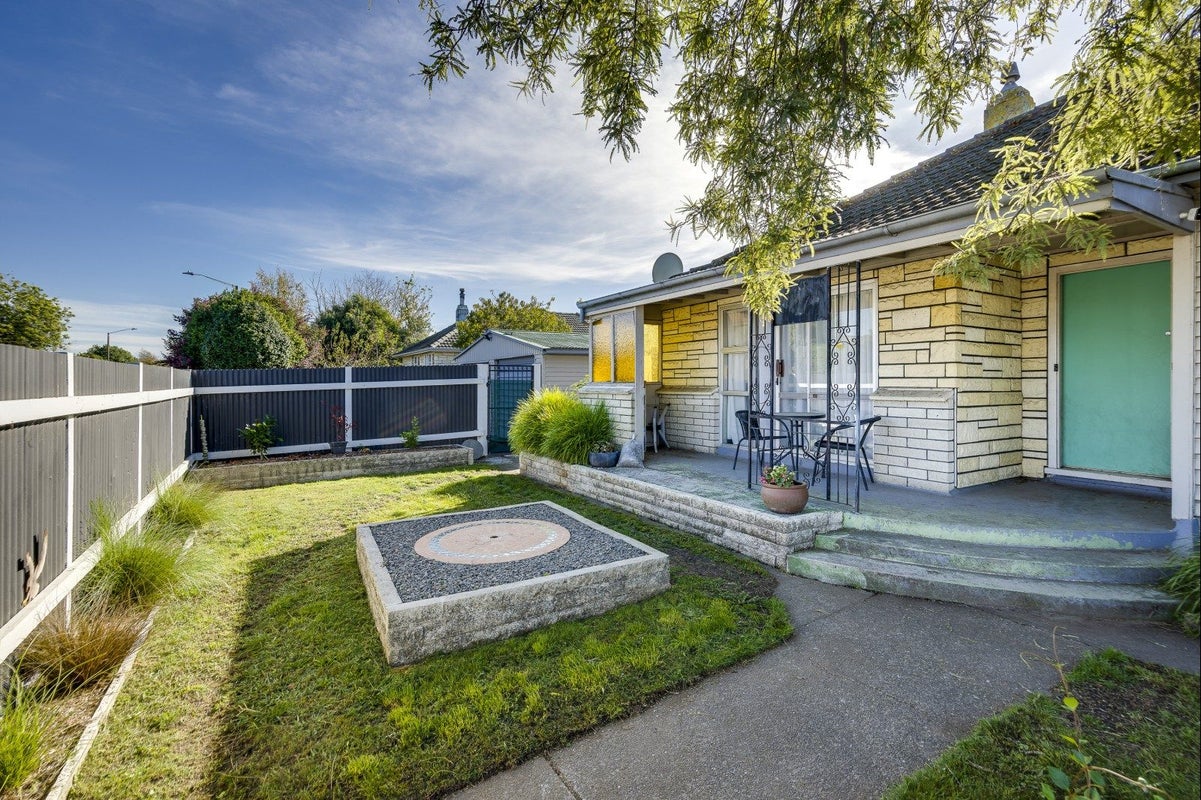 1240 Cunningham Crescent, Mayfair, Hastings - Carousel 1