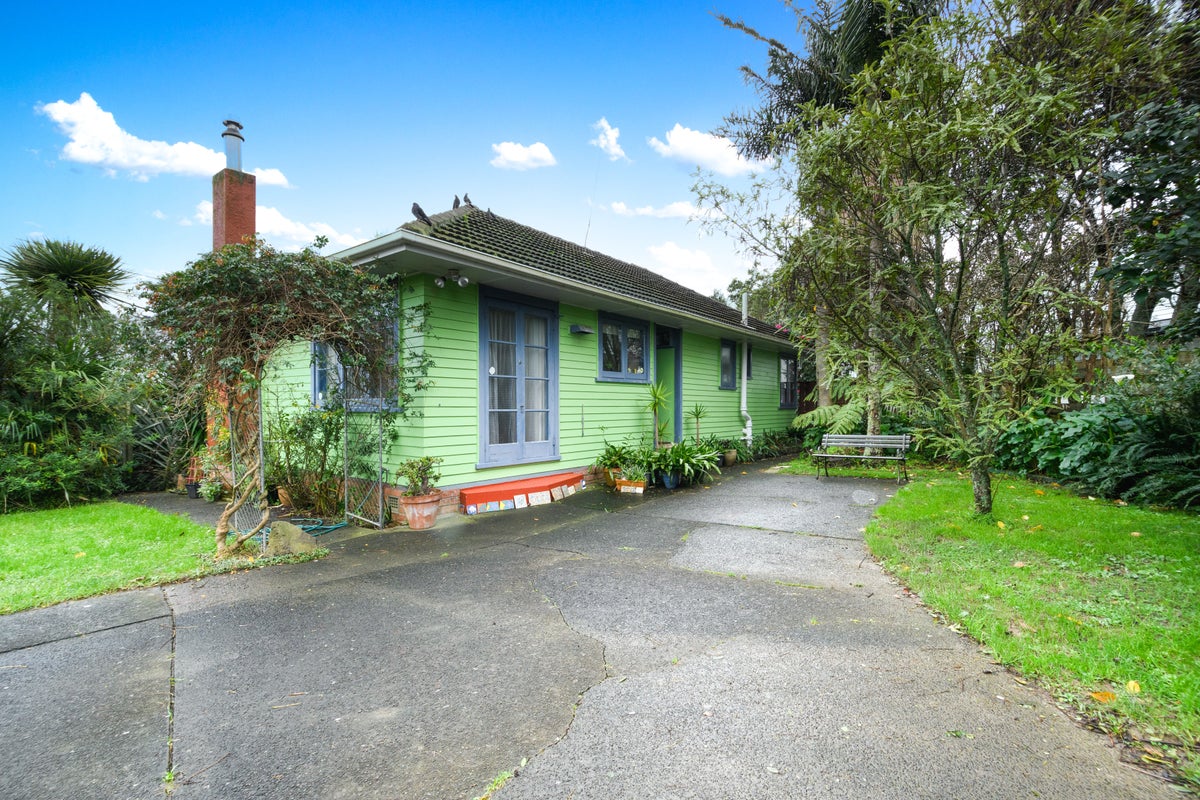 27 Strid Road, Te Atatu South, Auckland - Carousel 1