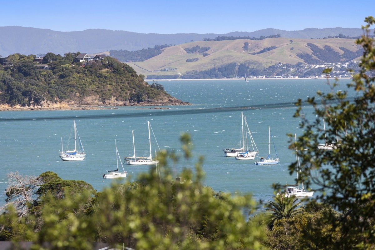 10 Tahatai Road, Oneroa, Waiheke Island - Carousel 2
