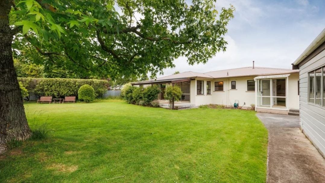 12 Athlone Place, Hokowhitu, Palmerston North - Carousel 1