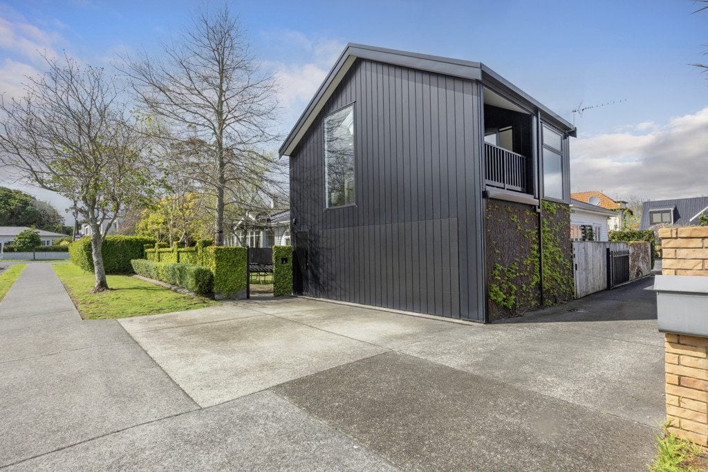 4 Kingsway, Three Kings, Auckland - Carousel 2