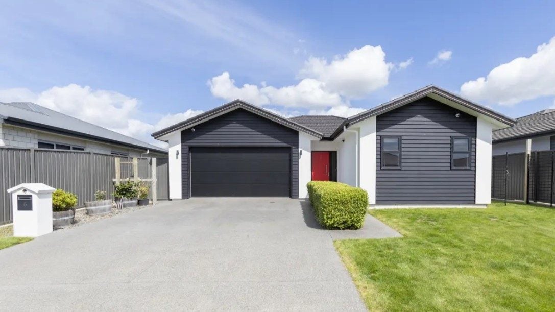 5 Manganui Place, Te Awa, Napier - Carousel 1