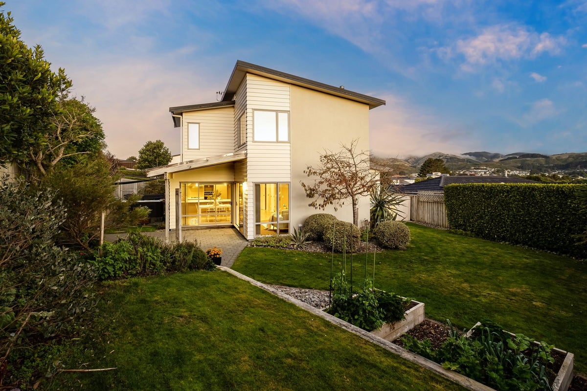 6 Sumner Terrace, Aotea, Porirua - Carousel 1