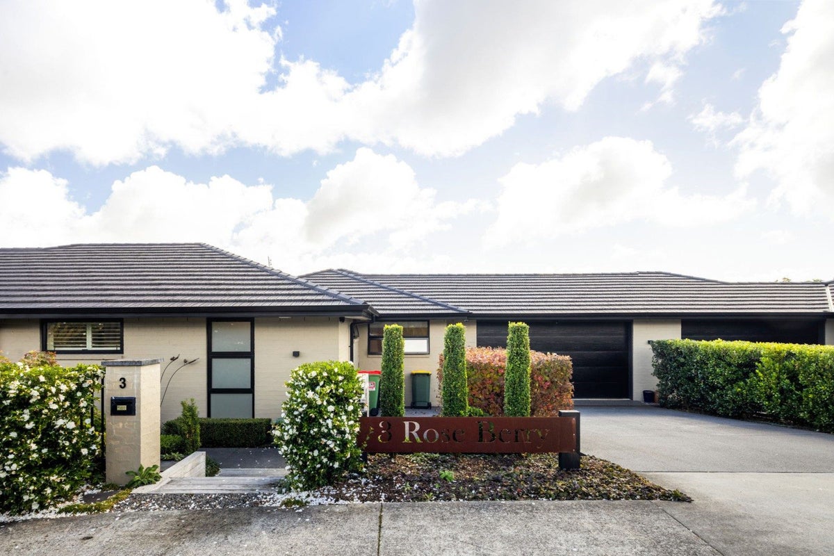 3 Rose Berry Crescent, Flagstaff, Hamilton - Carousel 1